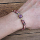 Vue latérale du bracelet en orgonite sur fond neutre