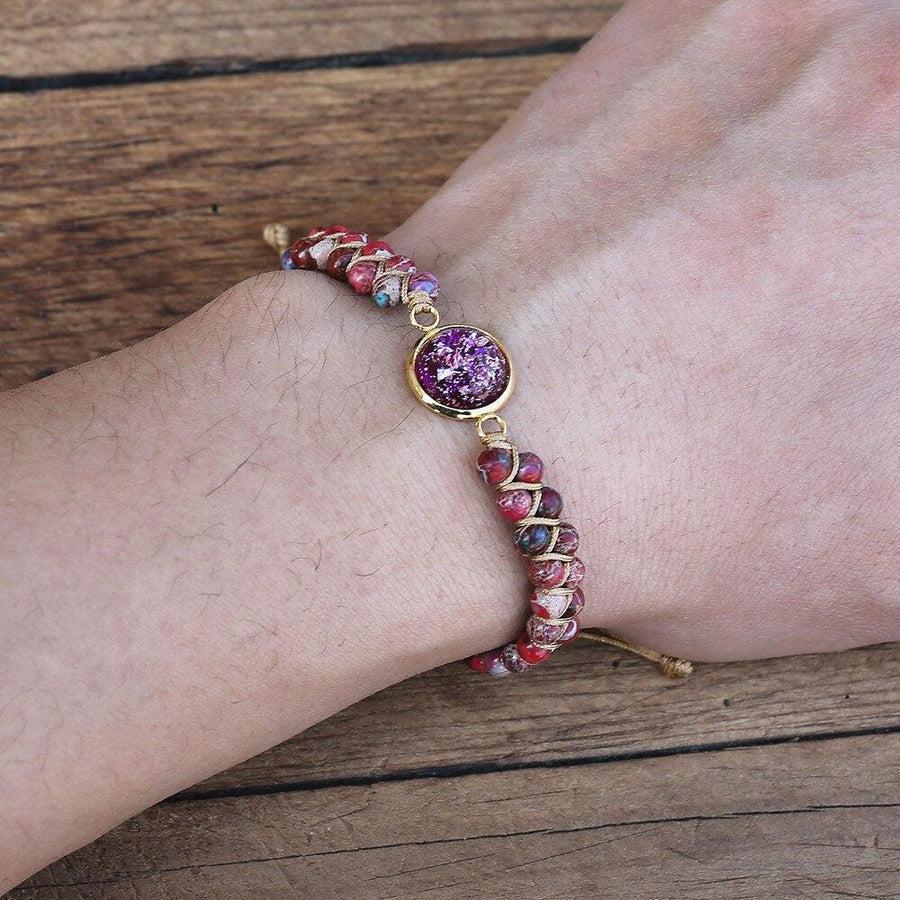Vue latérale du bracelet en orgonite sur fond neutre
