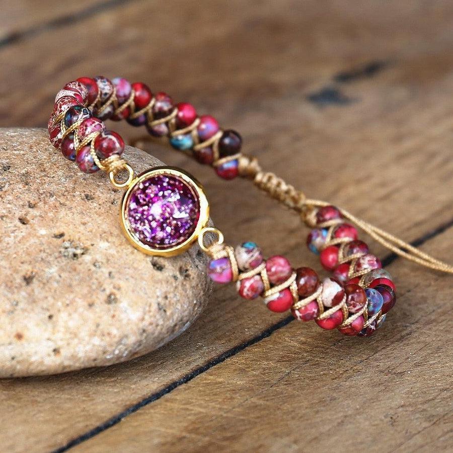 Bracelet Shamballa en orgonite posé sur une surface claire