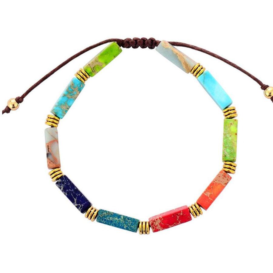 Détail des pierres naturelles sur bracelet tissé