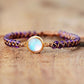Bracelet Shamballa en améthyste sur fond blanc