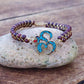 Vue latérale du bracelet montrant le symbole Om