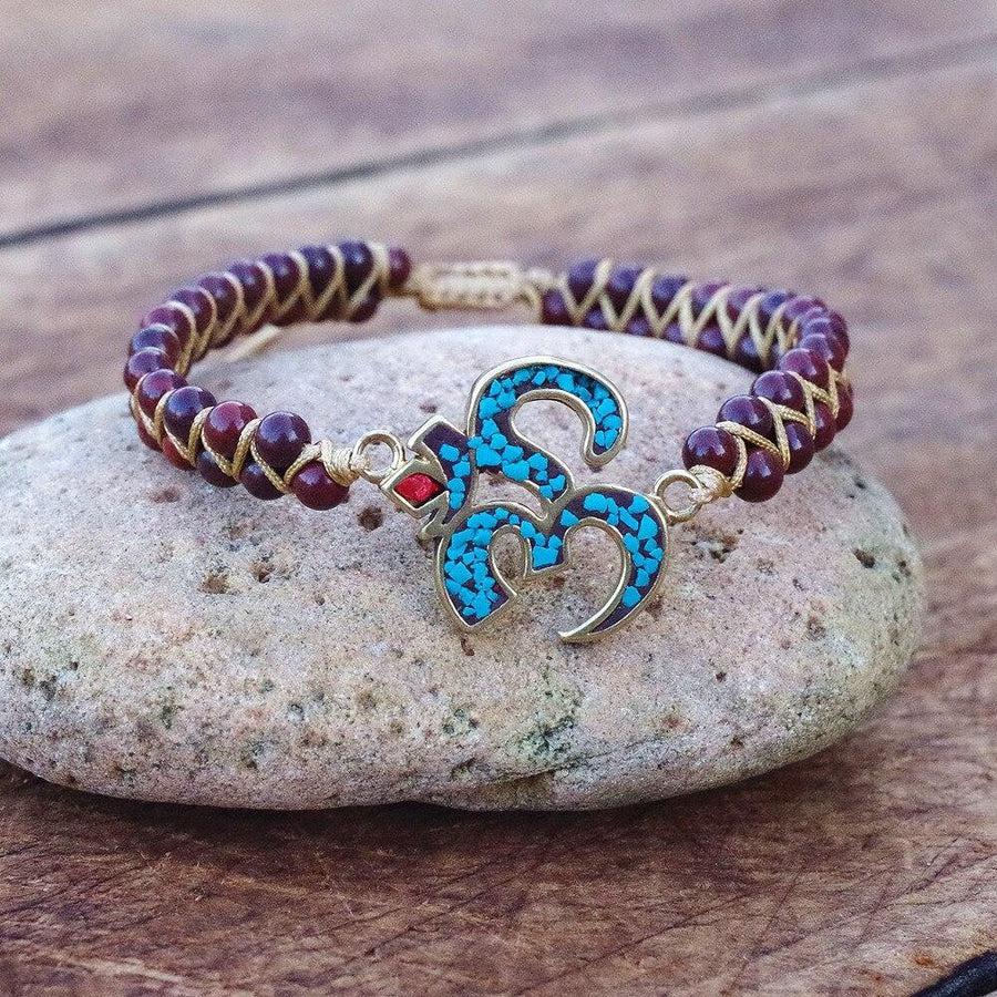 Vue latérale du bracelet montrant le symbole Om