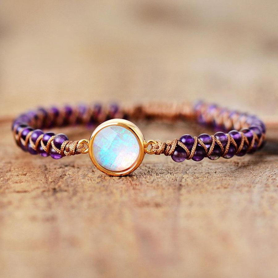 Bracelet en améthyste naturelle posé sur une surface