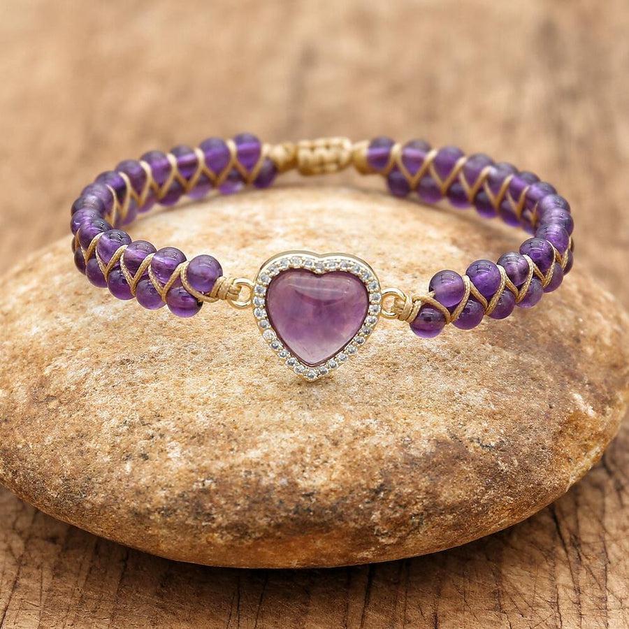 Gros plan sur les pierres d'améthystes du bracelet
