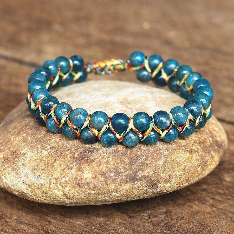 Détail des perles d'apatite sur le bracelet Shamballa