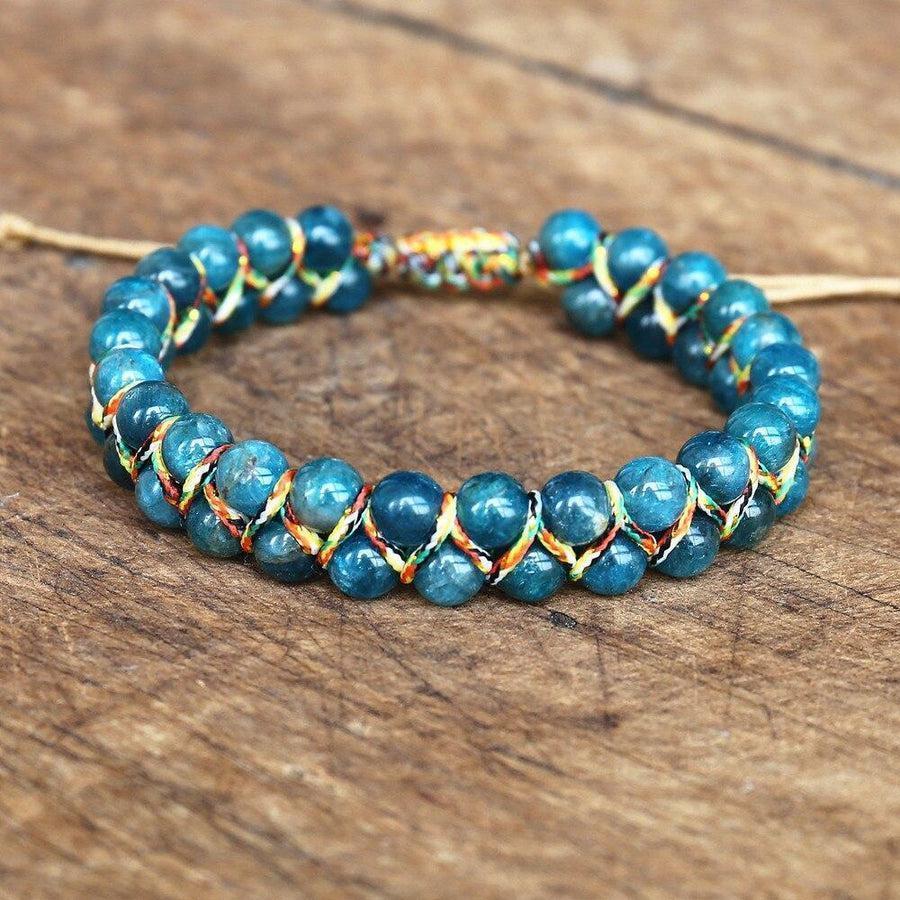 Gros plan sur les perles bleues du bracelet Shamballa