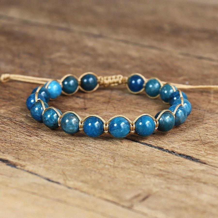 Détail du nouage artisanal du bracelet en apatite