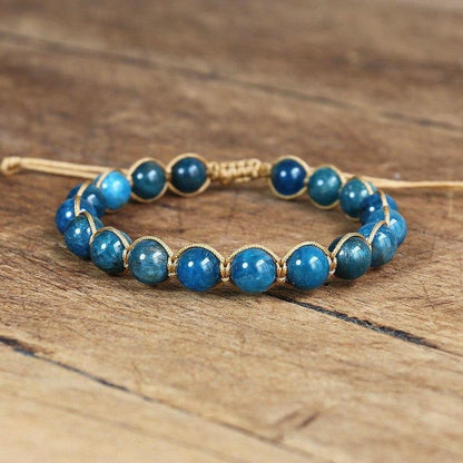 Détail du nouage artisanal du bracelet en apatite