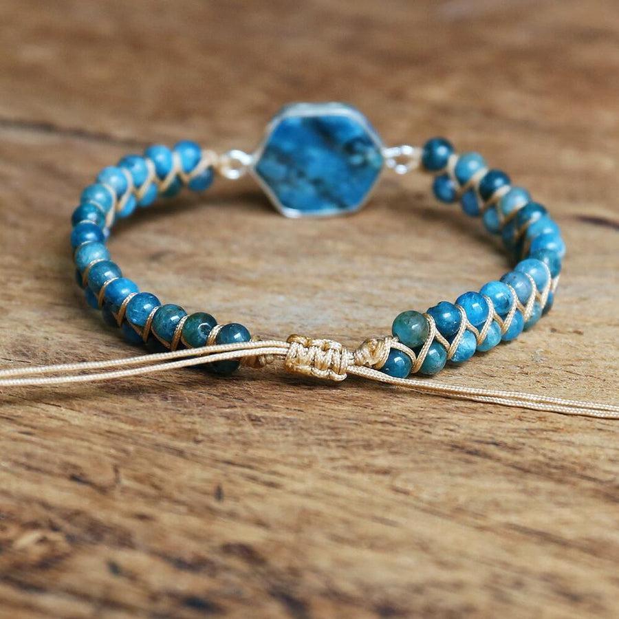 Gros plan sur la pierre centrale hexagonale du bracelet