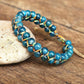 Bracelet en apatite posé sur une surface claire, perles brillantes