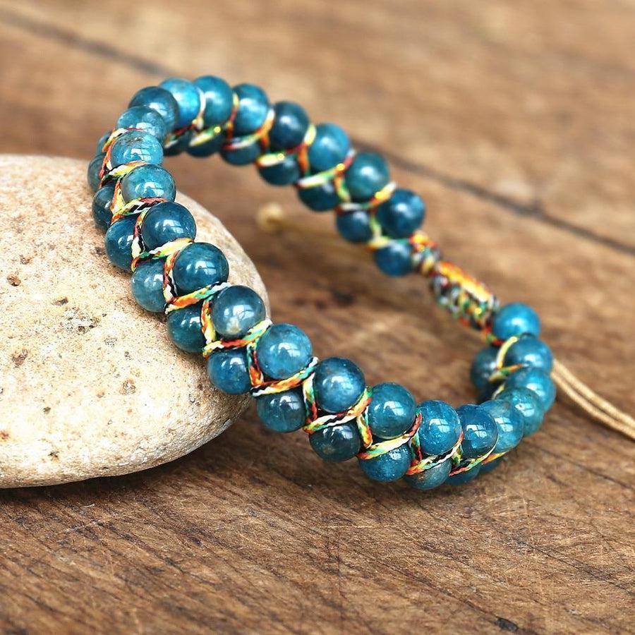 Bracelet en apatite posé sur une surface claire, perles brillantes