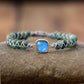 Vue rapprochée du nœud coulissant du bracelet en jade