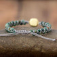 Détail des perles de jade sur cordon macramé