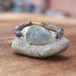 Gros plan sur perles de labradorite et cordon tissé