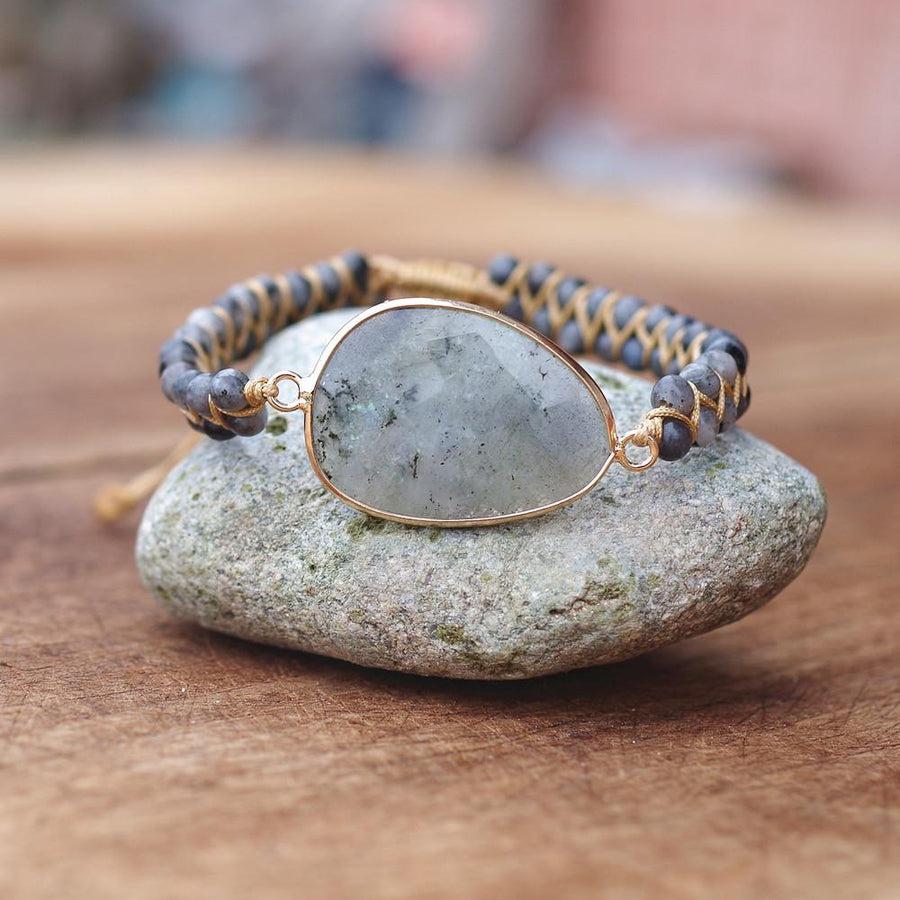 Gros plan sur perles de labradorite et cordon tissé