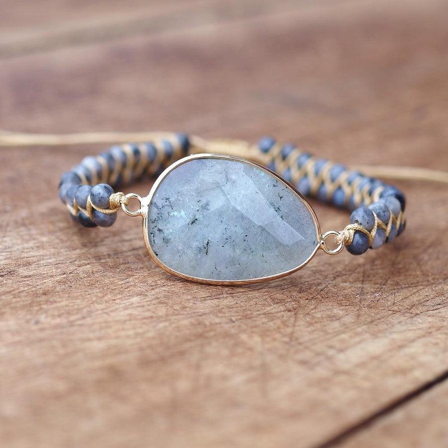 Vue latérale du bracelet montrant la pierre centrale