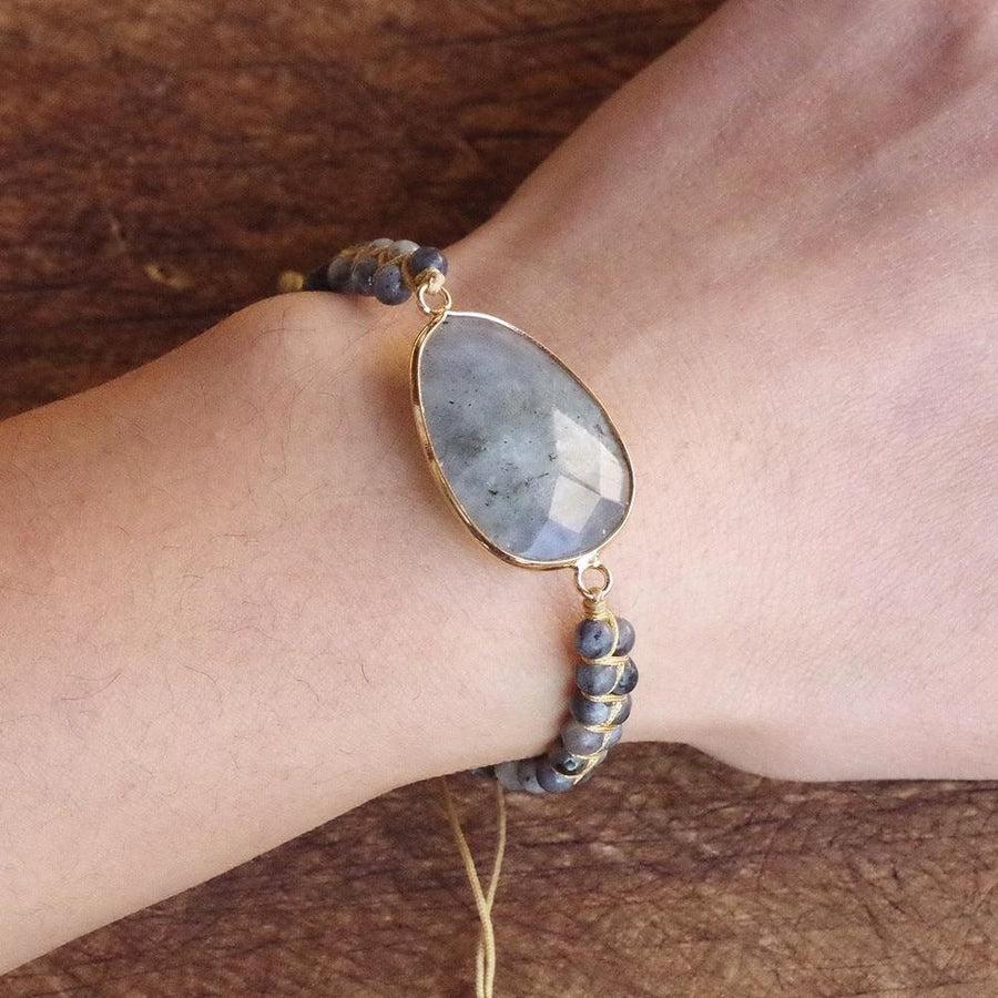 Détail du fermoir et des perles en labradorite