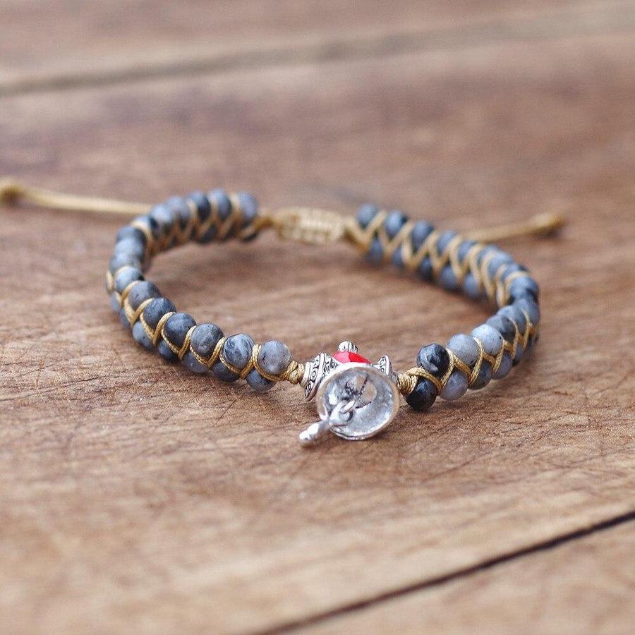 Vue rapprochée des perles de labradorite aux reflets irisés