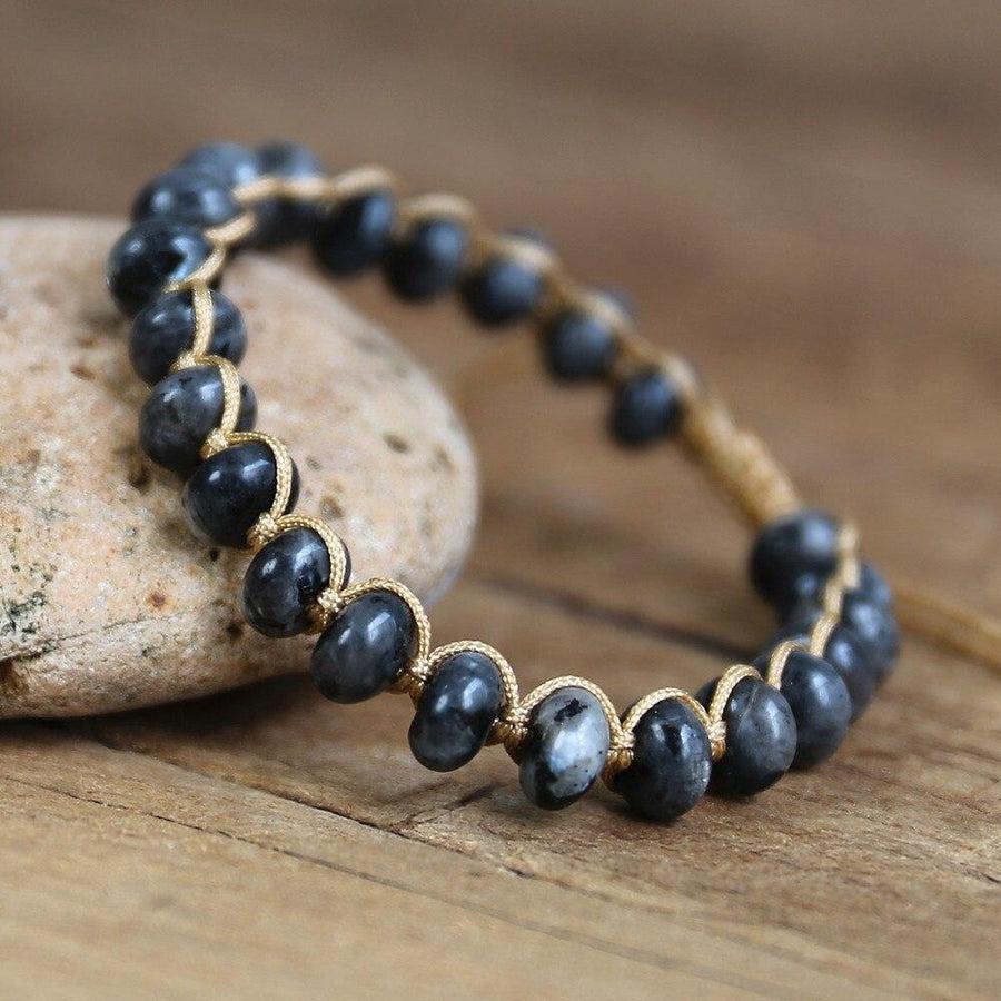 Bracelet Shamballa avec perles de labradorite sur fond blanc
