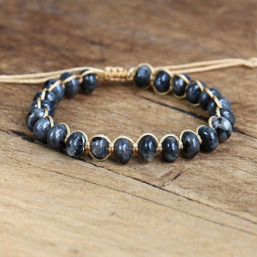 Détail des perles de labradorite aux reflets irisés