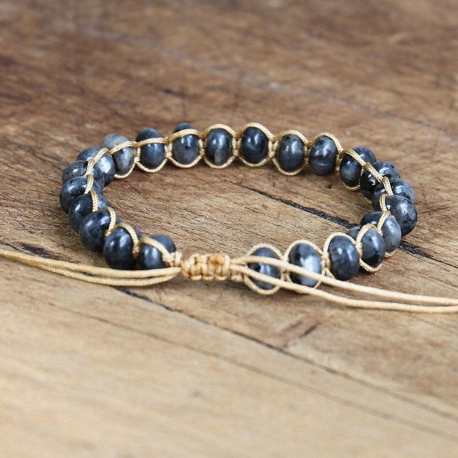 Gros plan sur le nœud coulissant du bracelet ajustable