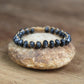 Bracelet en labradorite posé sur une surface en bois