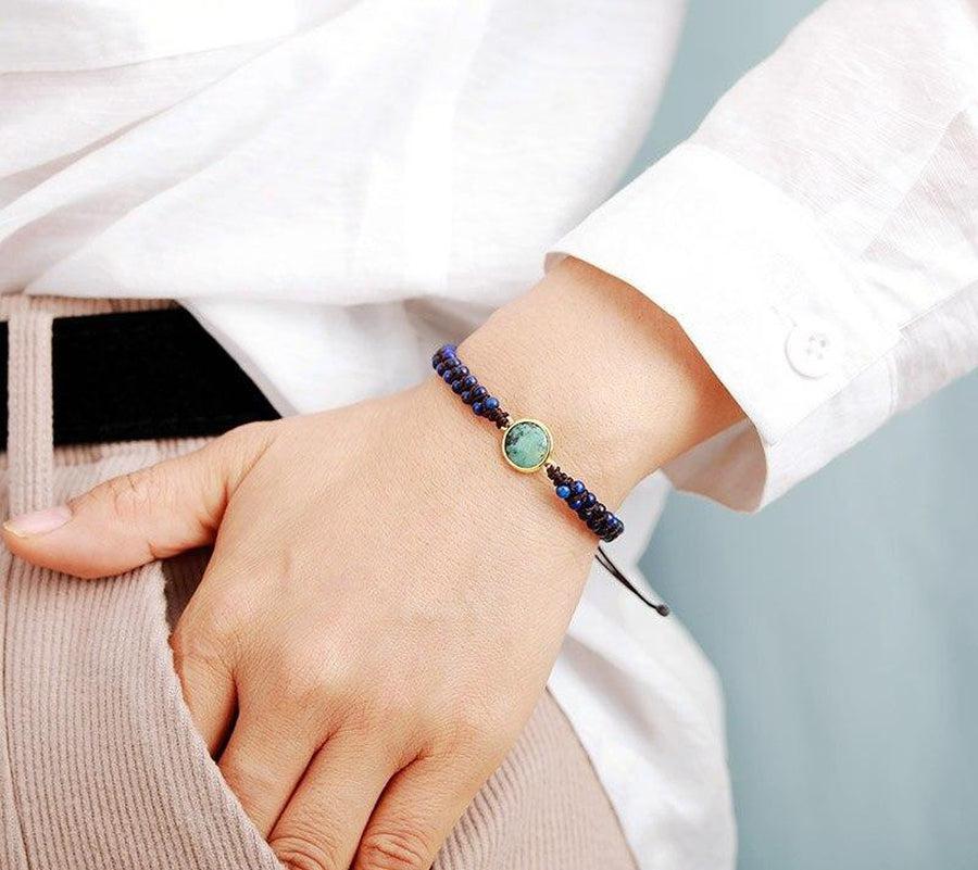 Gros plan sur les perles de Lapis Lazuli et Jaspe du bracelet