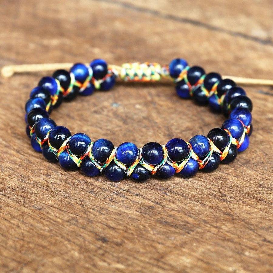 Gros plan sur les pierres bleues du bracelet Shamballa