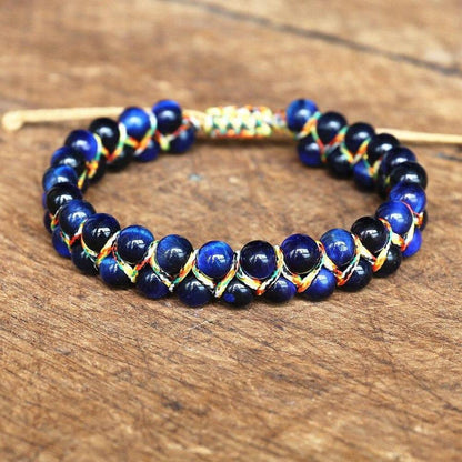 Gros plan sur les pierres bleues du bracelet Shamballa