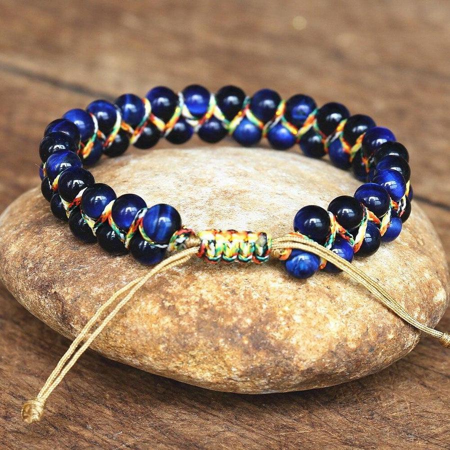 Bracelet Shamballa avec pierres d'Œil de tigre bleu en gros plan