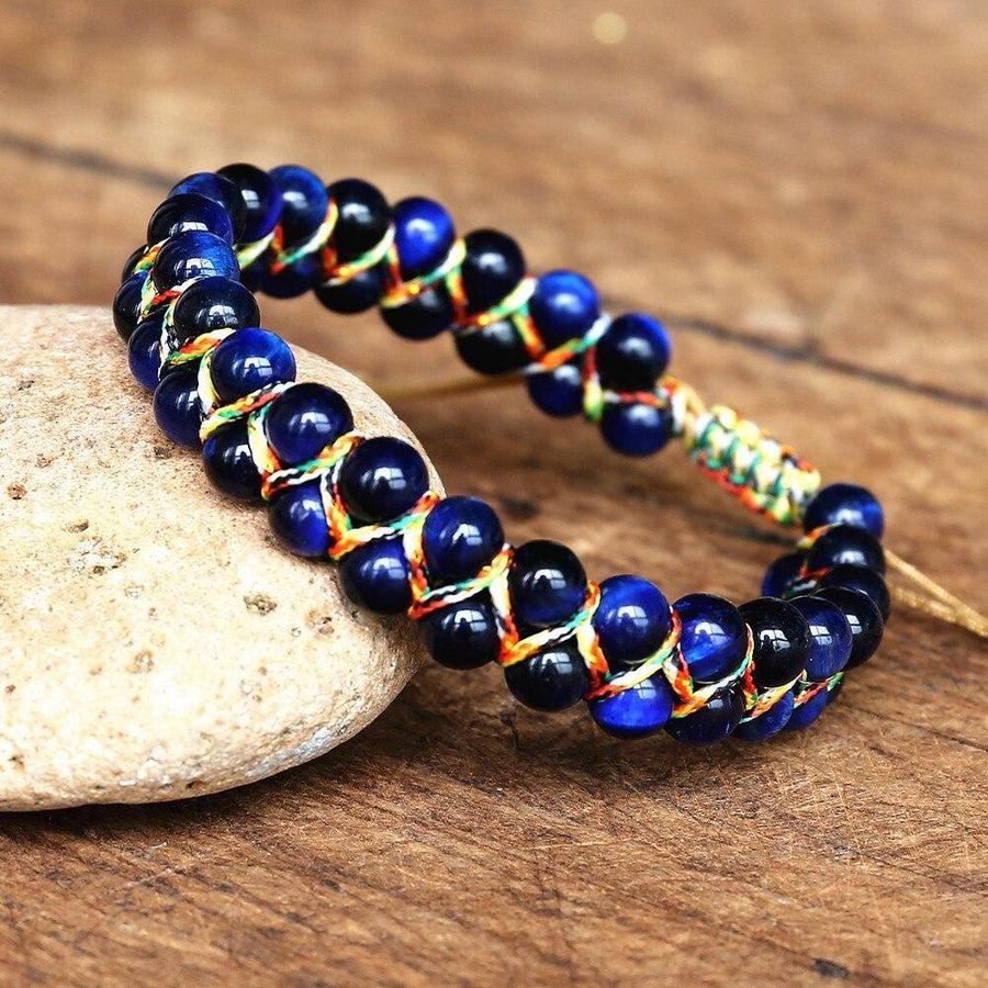 Détail des pierres naturelles bleues sur un bracelet tressé