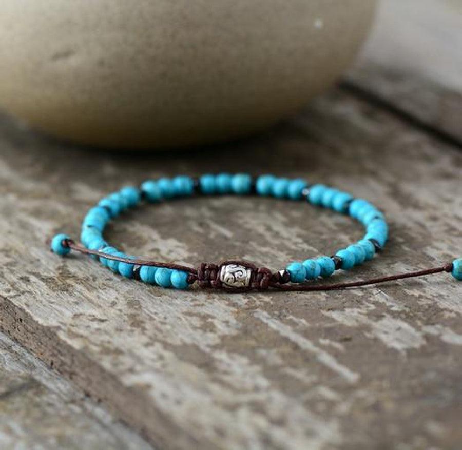 Bracelet en pierres naturelles posé sur une surface