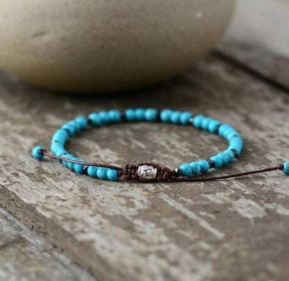 Bracelet en pierres naturelles posé sur une surface