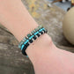 Bracelet Shamballa en Howlite blanche sur fond neutre