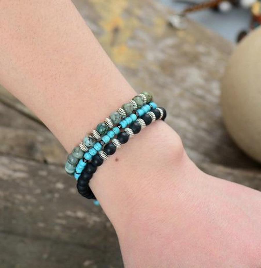 Bracelet Shamballa en Howlite blanche sur fond neutre