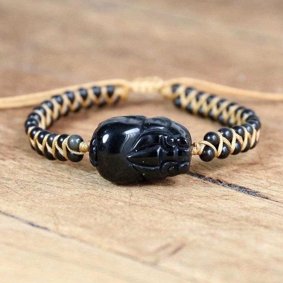 Détail du bracelet montrant les perles en obsidienne