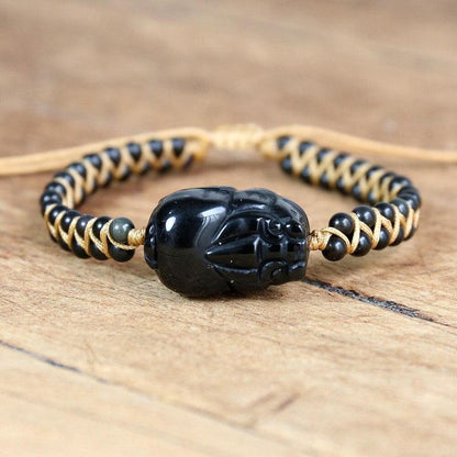 Détail du bracelet montrant les perles en obsidienne