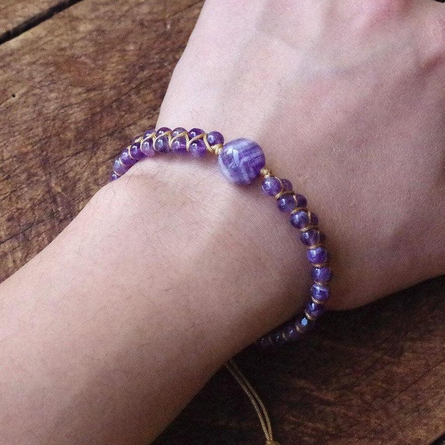 Gros plan sur le nœud coulissant du bracelet ajustable