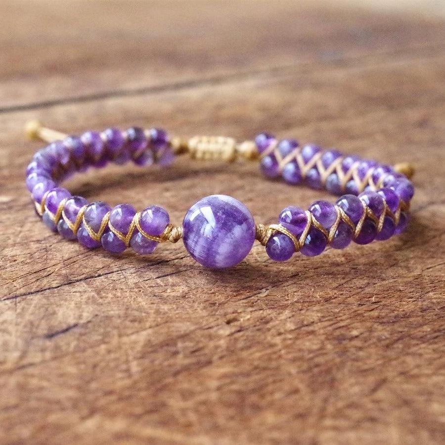 Vue d'ensemble du bracelet Shamballa en améthyste sur fond neutre