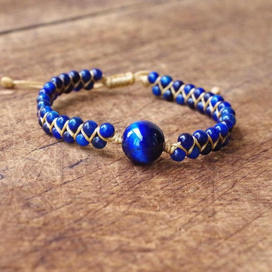 Bracelet en Œil de tigre bleu sur fond blanc