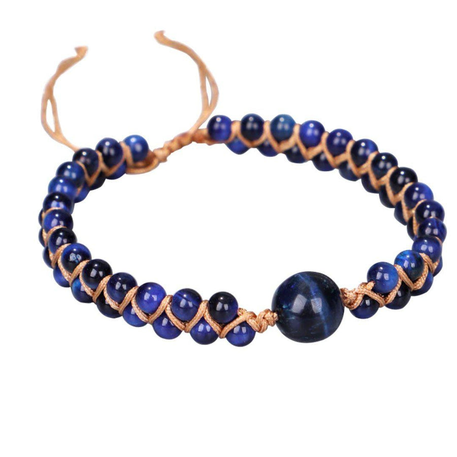 Bracelet posé sur une surface en bois