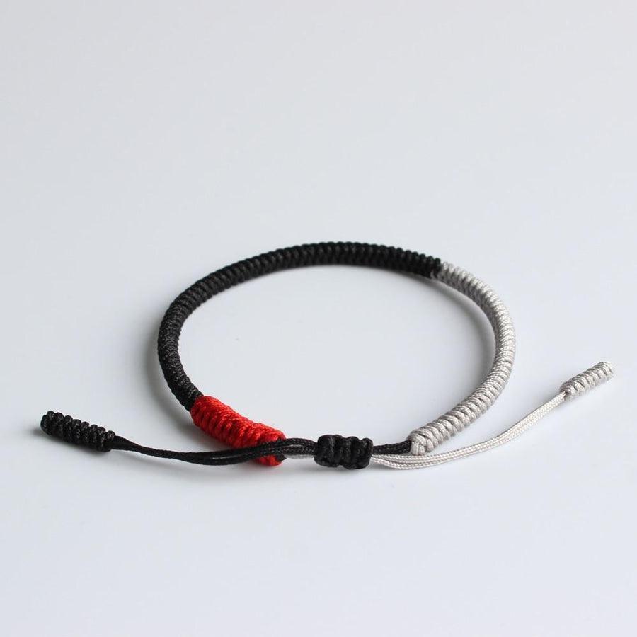 Gros plan sur le nœud de la chance du bracelet