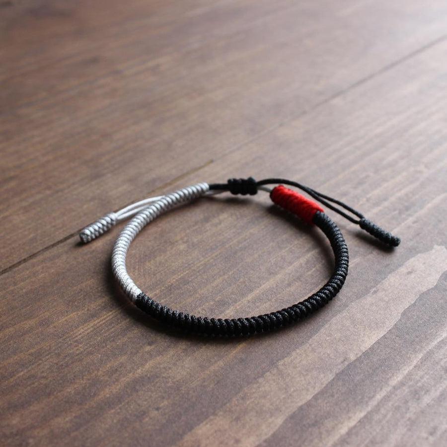 Bracelet Shamballa tibétain posé sur une surface claire