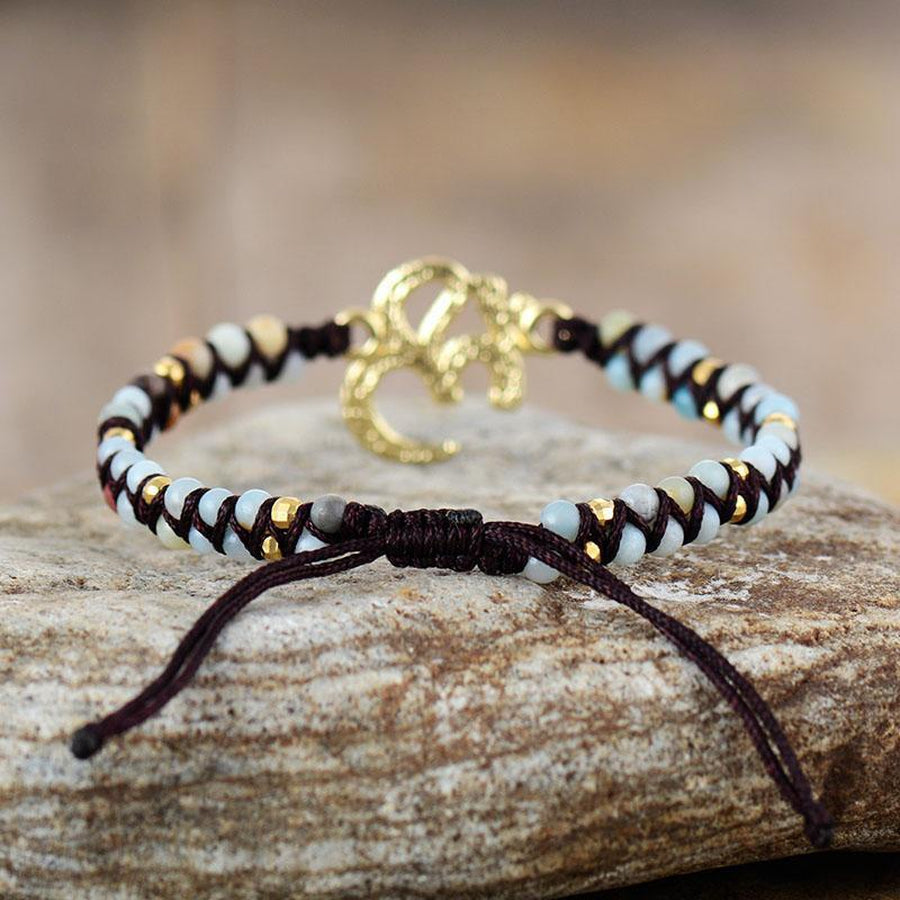 Vue rapprochée du nœud coulissant du bracelet