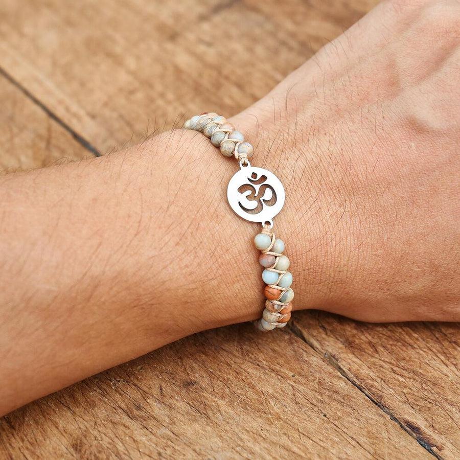 Vue latérale du bracelet Shamballa en jaspe et cordon tressé