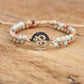 Gros plan sur le symbole Om du bracelet en jaspe