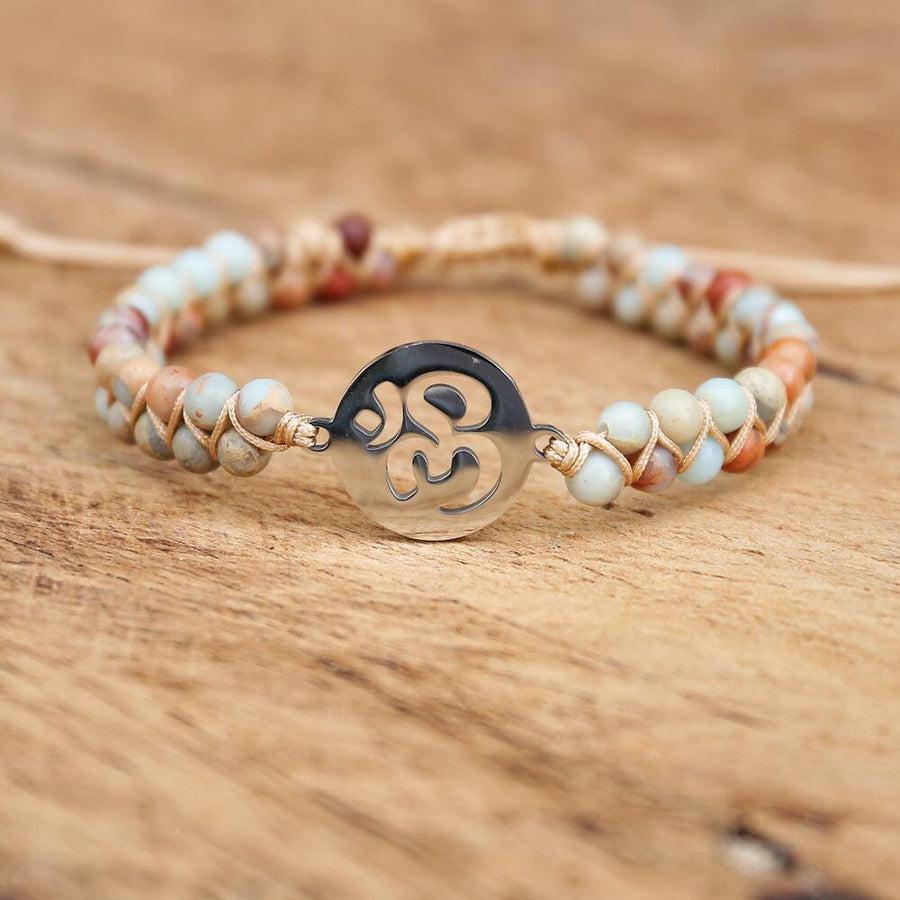 Gros plan sur le symbole Om du bracelet en jaspe