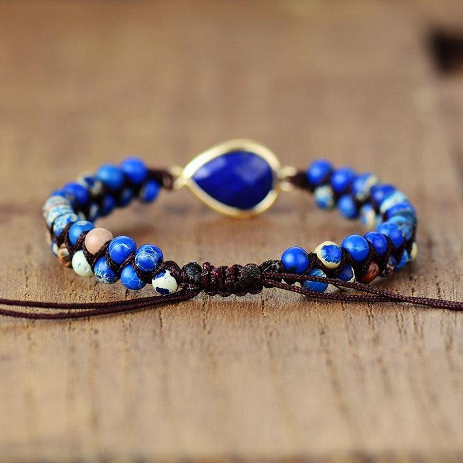 Bracelet en jaspe bleu et lapis lazuli sur fond blanc