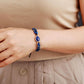 Gros plan sur les perles du bracelet en pierres naturelles